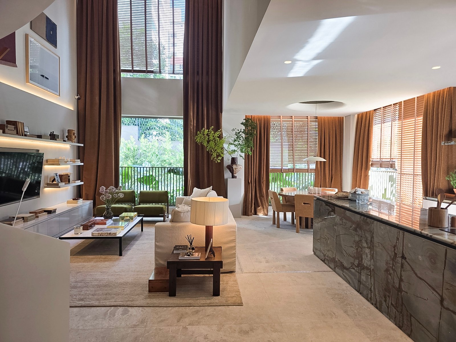 Janô Itaim Bibi - Vista interna do Living com Pé-Direito duplo